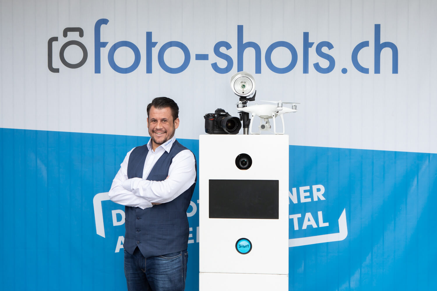 Gian Kaufmann, Inhaber von foto-shots.ch, neben seiner Fotobox